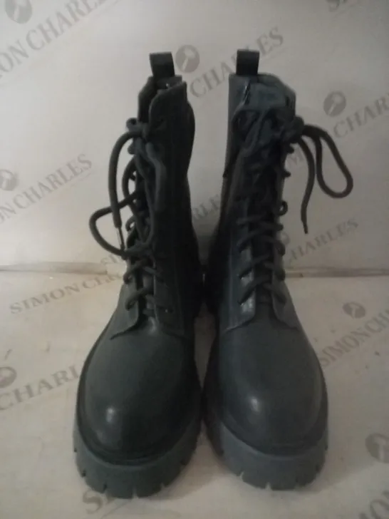 BOXED PAIR OF KOI WOMEN'S MILITARY LACE UP PLATFORM ANKLE BOOTS SIZE 9