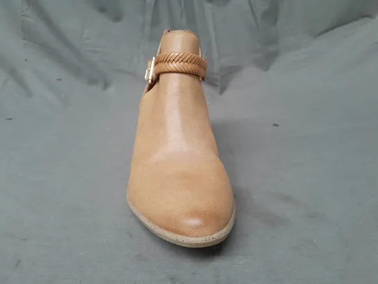 PAIR OF COMFORT TU BLOCK HEEL SHOES IN TAN SIZE 6