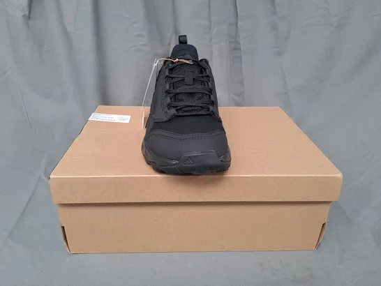 BOXED PAIR OF ADIDAS TERREX TRACEROCKER 2 GTX SHOES IN BLACK UK SIZE 6