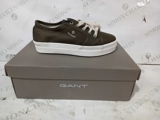 BOXED PAIR OF GANT LEISHA SHOES IN DARK OLIVE EU SIZE 39