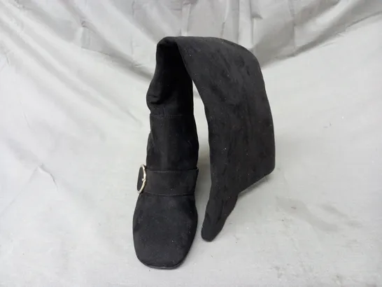 BOXED PAIR OF NINE WEST SUEDE/OTHER KNEE-HIGH BOOTS IN BLACK SIZE 5