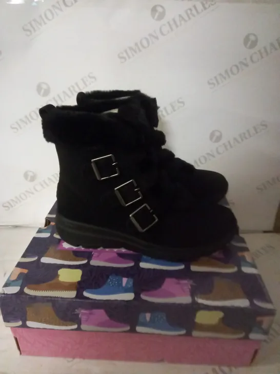 SKETCHERS GO WALK BLACK BOOTS SIZE 3.5