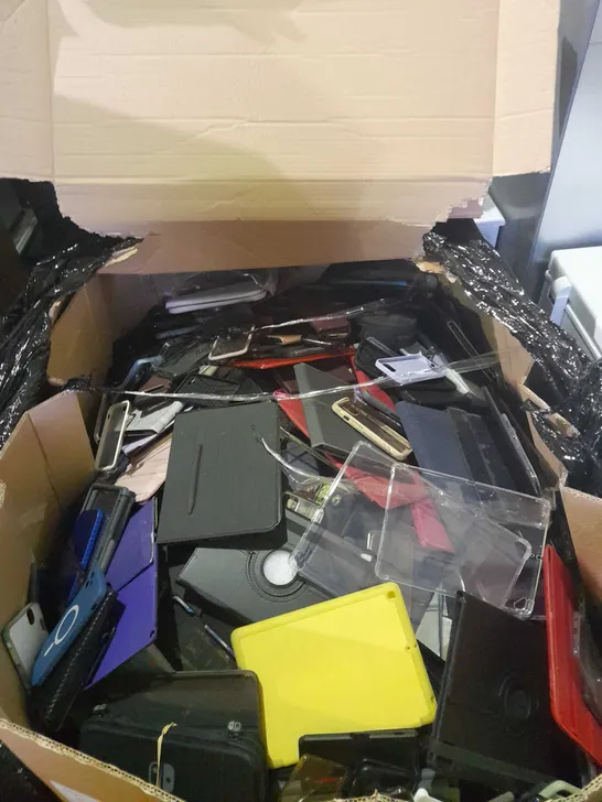 LARGE PALLET OF ASSORTED IPAD AND PHONE CASES COLLECTION ONLY 