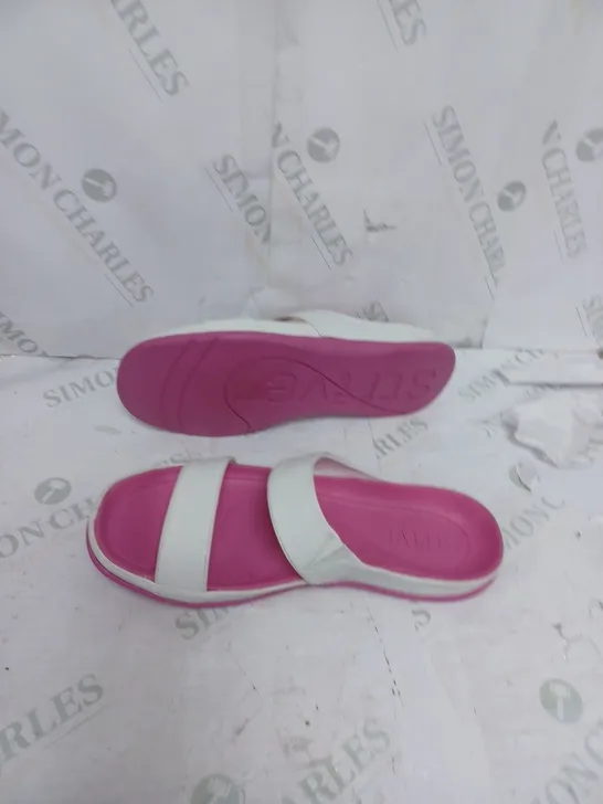 BOXED PAIR OF STRIVE SANDALS IN WHITE/PINK SIZE 7