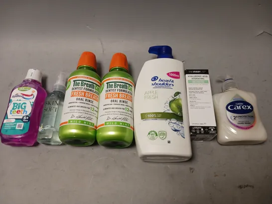 BOX OF APPROXIMATELY 10COSMETIC ITEMS TO INCLUDE APPLE FRESH HEAD AND SHOULDERS, CAREX SOAP, AND BIG TEETH MOUTH WASH ETC. 