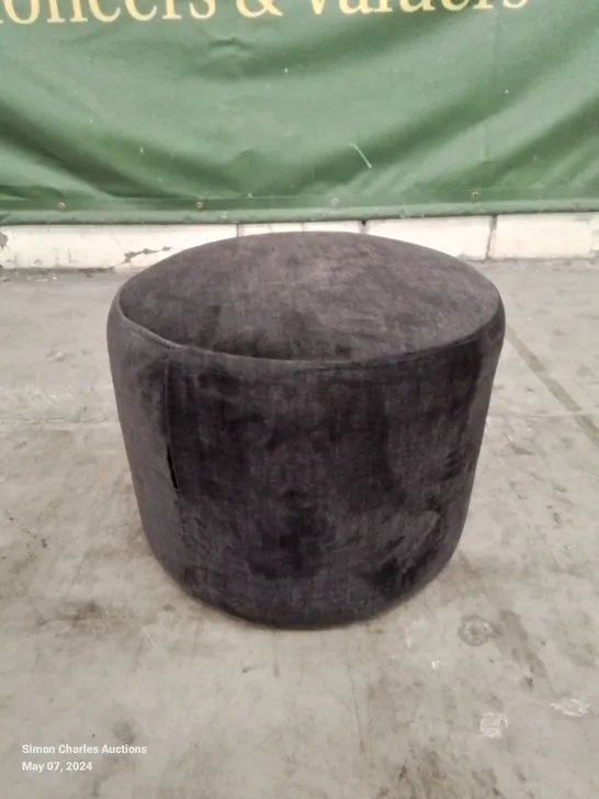 DESIGNER FABRIC UPHOLSTERED POUFFE/FOOT STOOL IN BLACK.