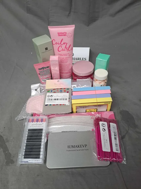 APPROXIMATELY 20 ASSORTED COSMETIC PRODUCTS TO INCLUDE UMBERTO GIANNI CURLY SHAMPOO, TEMPLESPA RESURFACING TONER, SUNDAY RAIN ROSE BODY SCRUB ETC