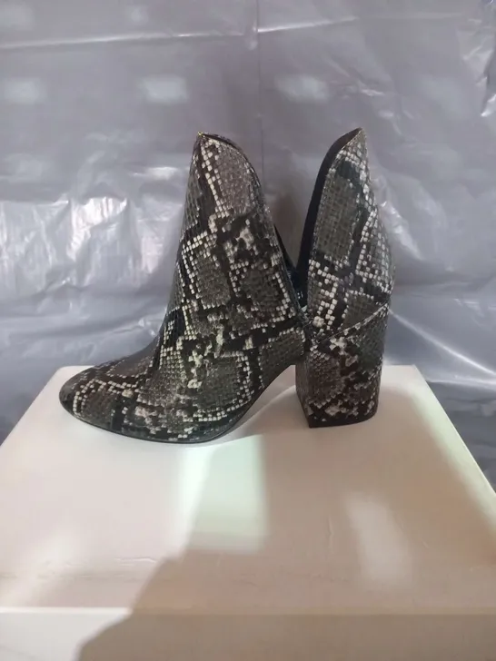 BOXED STEVE MADDEN GREY SNAKE SYNTHETIC ANKLE BOOTS SIZE 7