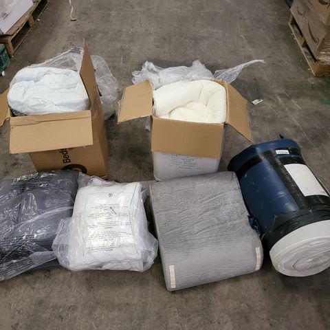 PALLET OF A SIGNIFICANT QUANTITY OF ASSORTED HOME ITEMS TO INCLUDE BEDSURE MATTRESS TOPPER, MEMORY FOAM PILLOW SET AND GREY FABRIC SEAT CUSHIONS