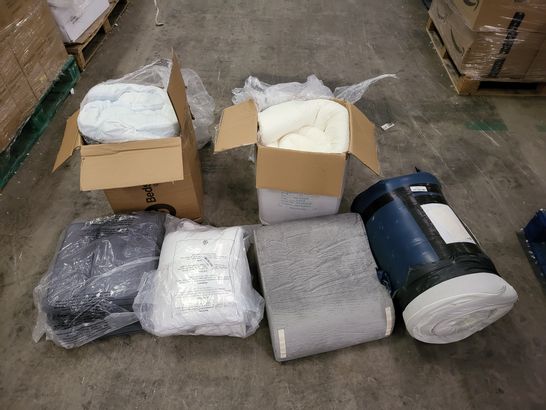 PALLET OF A SIGNIFICANT QUANTITY OF ASSORTED HOME ITEMS TO INCLUDE BEDSURE MATTRESS TOPPER, MEMORY FOAM PILLOW SET AND GREY FABRIC SEAT CUSHIONS