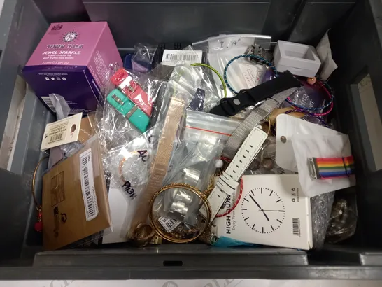 BOX OF APPROX 20 ITEMS INCLUDING ASSORTED COSTUME JEWELLERY INCLUDING BRACELETS, WATCH STRAPS AND NECKLACES