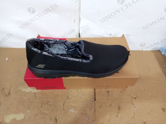 BOXED PAIR OF SKECHERS SIZE 8