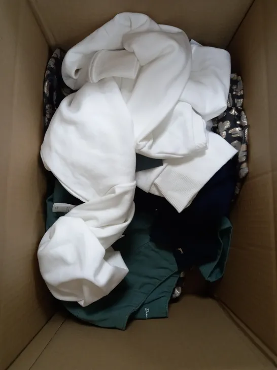 BOX OF APPROXIMATELY 10 ASSORTED CLOTHING ITEMS TO INCLUDE JACKETS, JUMPERS, SHOES ETC 