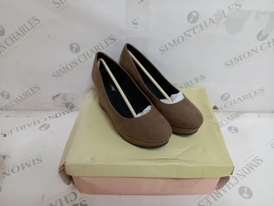 5 BOXED PAIRS OF STRAWBERRY WEDGE SHOES IN MUSHROOM TO INCLUDE SIZES 3, 5