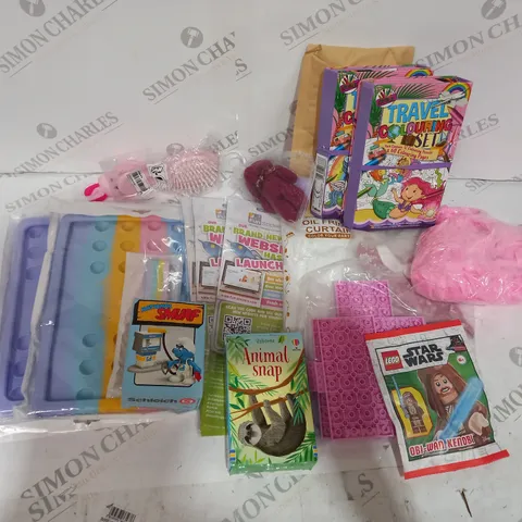 BOXED ASSORTMENT OF APPROXIMATELY 10 CHILDRENS TOYS, TO INCLUDE ANIMAL SNAP, SMURF, STAR WARS, ETC