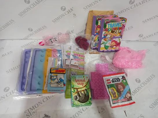 BOXED ASSORTMENT OF APPROXIMATELY 10 CHILDRENS TOYS, TO INCLUDE ANIMAL SNAP, SMURF, STAR WARS, ETC