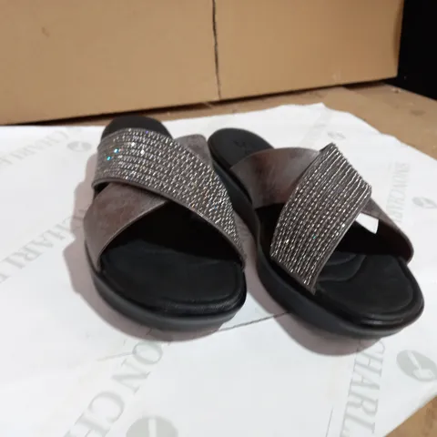 SKETCHERS RELAXED STEP BLACK/GREY/SPARKLE SANDALS SIZE 7