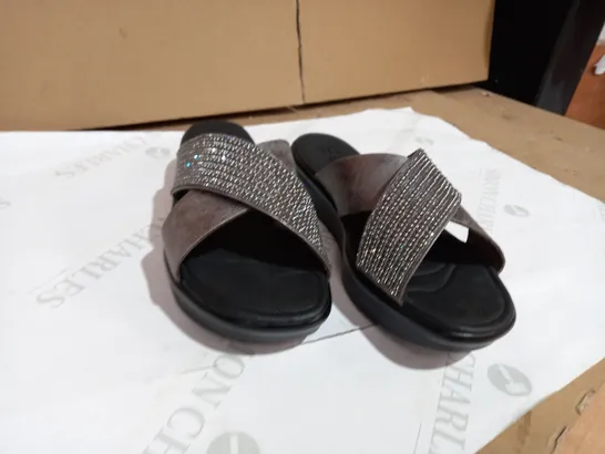 SKETCHERS RELAXED STEP BLACK/GREY/SPARKLE SANDALS SIZE 6