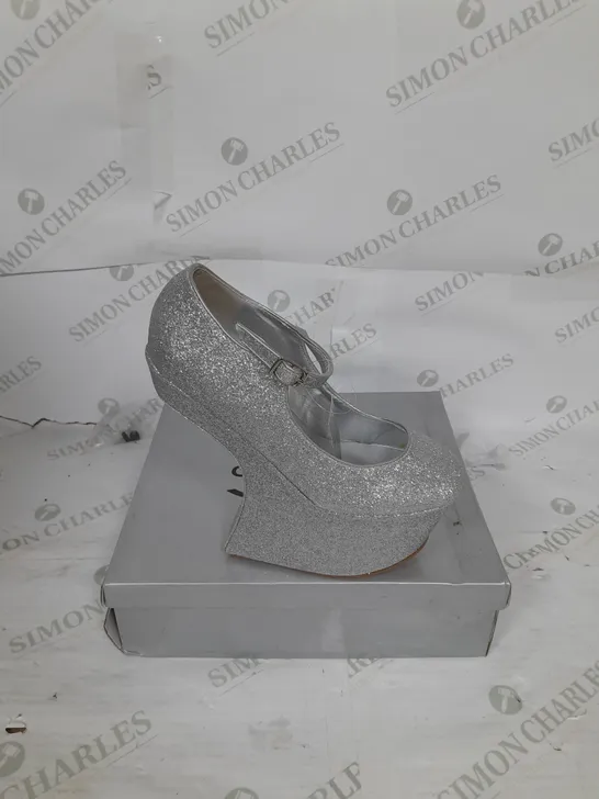 BOXED PAIR OF CASANDRA PLATFORM STRAP SHOE IN SILVER GLITTER SIZE 5