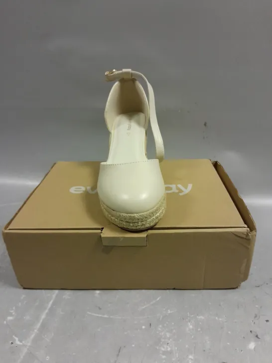 BOXED PAIR OF EVERYDAY WEDGE HEEL SHOES IN CREAM - 5