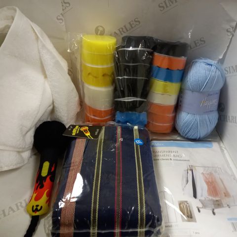 LOT OF APPROXIMATELY 10 ASSORTED HOUSEHOLD ITEMS TO INCLUDE PLUSH TOY, BATHROOM TOWEL, GARMENT BAG ETC 
