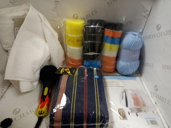 LOT OF APPROXIMATELY 10 ASSORTED HOUSEHOLD ITEMS TO INCLUDE PLUSH TOY, BATHROOM TOWEL, GARMENT BAG ETC 