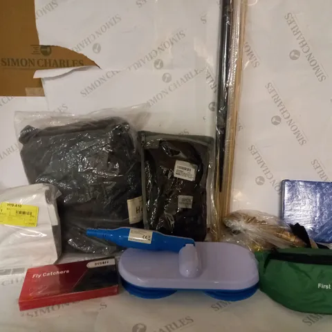 BOX OF APPROXIMATELY 25 ASSORTED ITEMS TO INCLUDE POOL CUE, DUVET COVERS, FLOATING MOP HEAD, ETC