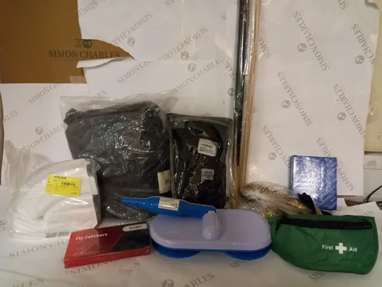 BOX OF APPROXIMATELY 25 ASSORTED ITEMS TO INCLUDE POOL CUE, DUVET COVERS, FLOATING MOP HEAD, ETC