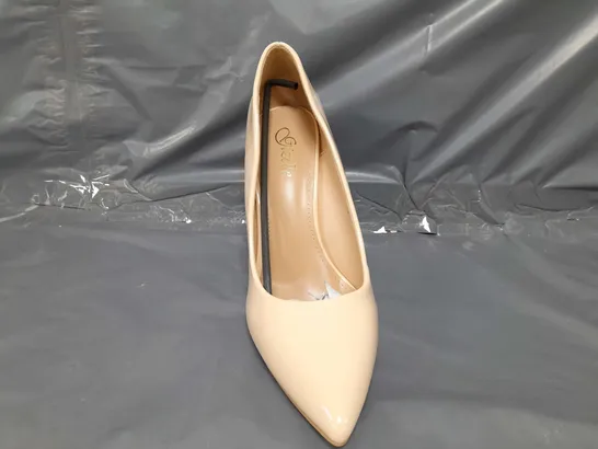 BOXED PAIR OF GIZELLE POINTED TOE HEELED SHOES IN BEIGE EU SIZE 40