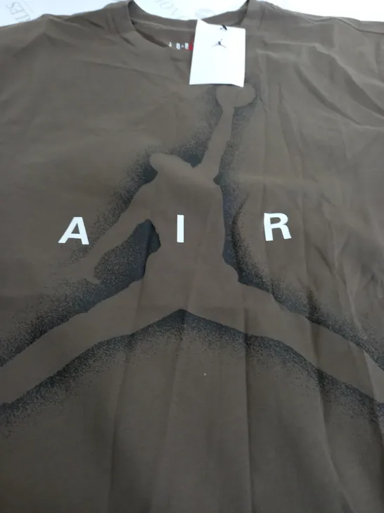 NIKE AIR JORDAN PRINTED LOGO T-SHIRT IN BROWN - MEDIUM