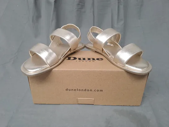 BOXED PAIR OF DUNE LONDON OPEN-TOE FLAT SANDALS IN METALLIC GOLD SIZE 5