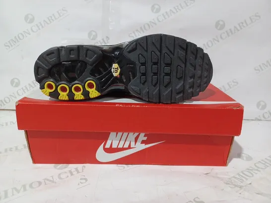 BOXED PAIR OF NIKE AIR MAX PLUS SHOES IN BLACK UK SIZE 5.5