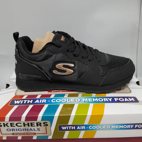 BOXED PAIR OF SKECHERS TRAINERS BLACK SIZE 4