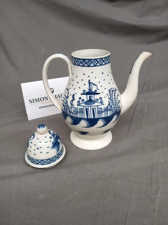 LATE 18TH CENTURY PEARL WARE COFFEE POT AND COVER WITH BLUE AND WHITE CHINOISERIE DESIGN, 28CM HIGH