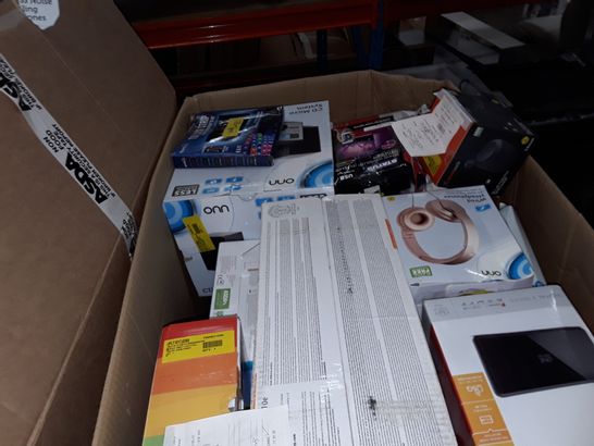 BOX OF ASSORTED ITEMS TO INCLUDE ONN WIRED HEADPHONES, SV9420 AMPLIFIED HDTV INDOOR AERIAL AND BLACKWEB BLUETOOTH SPEAKER 