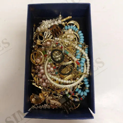 BOX OF ASSORTED JEWELLERY ITEMS TO INCLUDE RINGS, BRACELETS, EARRINGS ETC 