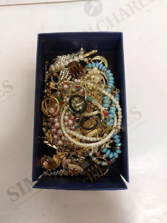 BOX OF ASSORTED JEWELLERY ITEMS TO INCLUDE RINGS, BRACELETS, EARRINGS ETC 