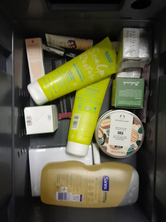 APPROXIMATELY 20 ASSORTED HEALTH & BEAUTY PRODUCTS TO INCLUDE DOVE BODY WASH, COCONUT OIL, BALMONDS SKIN SALVATION ETC 