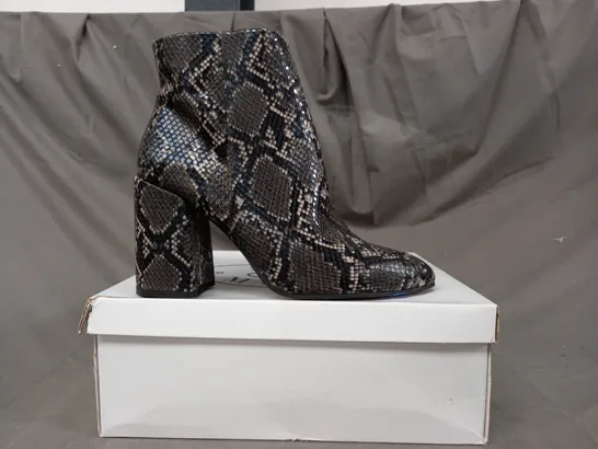 BOXED PAIR OF STEVE MADDEN ANKLE BOOTS IN GREY/OTHER SNAKE EU SIZE 41