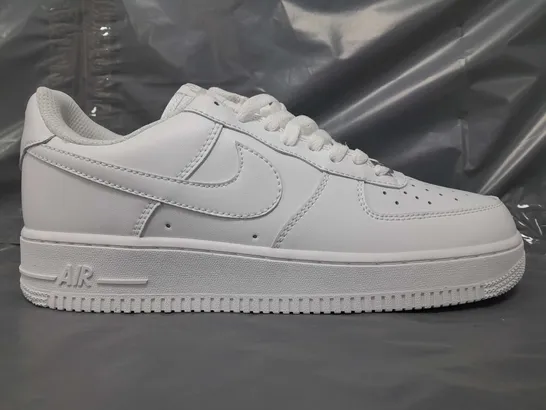 BOXED PAIR OF NIKE AIR FORCE 1 '07 SHOES IN WHITE UK SIZE 9