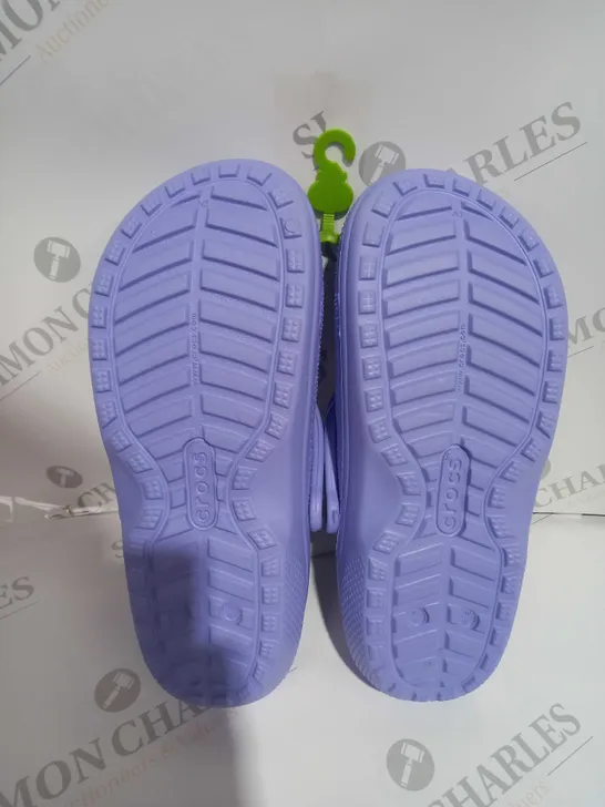 PAIR OF CROCS IN LILAC SIZE 7 