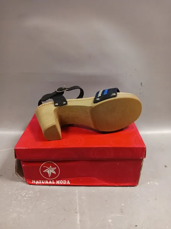 BOXED PAIR OF NATURAL MODA BLOCK HEEL OPEN TOE SHOES - SIZE 4