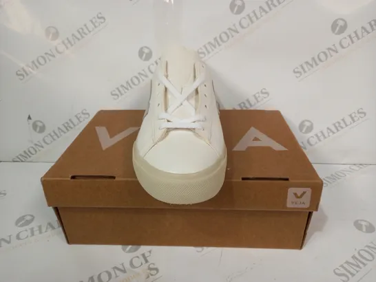 BOXED PAIR OF VEJA CAMPO CHROMEFREE LEATHER SHOES IN WHITE UK SIZE 8