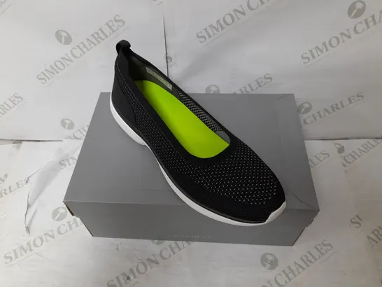 VIONIC BREATHABLE FLAT SHOE IN BLACK AND GREEN SIZE 7.5