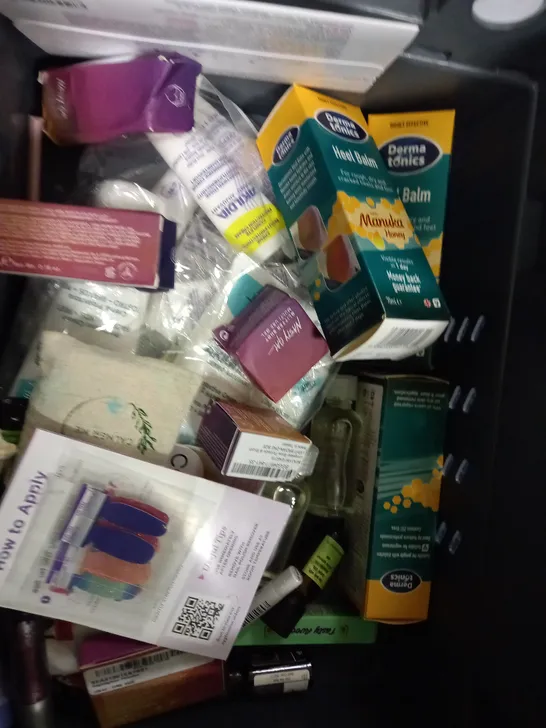 LOT OF APPROX 15 ASSORTED BEAUTY PRODUCTS TO INCLUDE CLAIROL PERMANENT HAIR COLOUR, GIVE ME EYE CREAM, AVEENO BABY SHAMPOO&CONDITIONER, ETC 