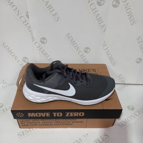BOXED PAIR OF NIKE GREY/WHITE TRAINERS SIZE 5