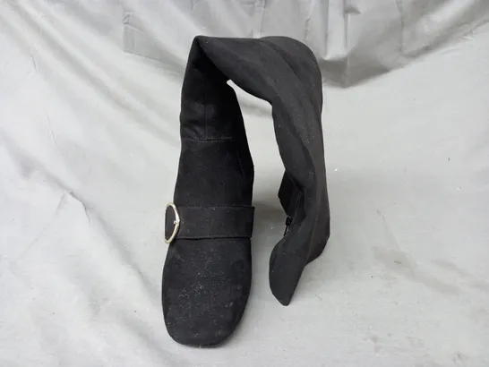 BOXED PAIR OF NINE WEST SUEDE/OTHER KNEE-HIGH BOOTS IN BLACK SIZE 5