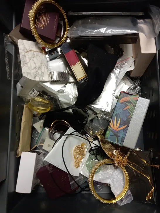 BOX OF APPROXIMATELY 30 ASSORTED JEWELLERY ITEMS TO INCLUDE STUD EARRINGS, ZARA RING, WATCHES ETC 