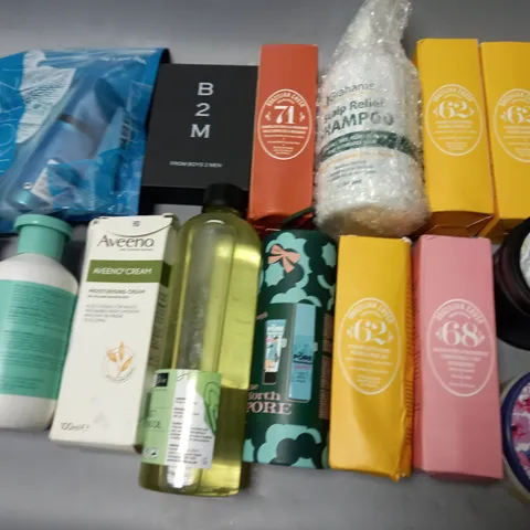 LOT OF APPROXIMATELY 25 ASSORTED HEALTH AND BEAUTY ITEMS TO INCLUDE BRAZILLIAN CRUSH PERFUME MIST'S, AVEENO MOISTURISING CREAM AND JOULES BODY SOUFFLE