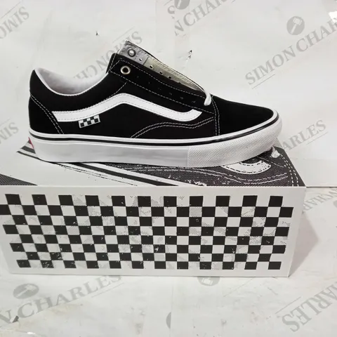 BOXED PAIR OF VANS SKATE OLD SKOOL SHOES IN BLACK/WHITE UK SIZE 7.5